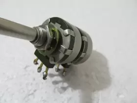D53C1-25K-S CLAROSTAT Potentiometer Shaft #2 D53C1-25K-S CLAROSTAT Potentiometer Shaft #2